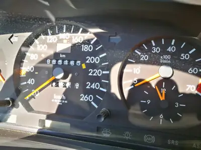 Mercedes-Benz E 320 Cabrio — Élégance classique et performances intemporelles — côté