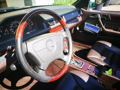 Mercedes-Benz E 320 Cabrio — Élégance classique et performances intemporelles — Miniature 13