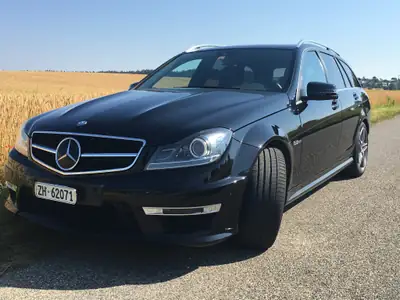 Mercedes-Benz C 63 AMG Break — 457 ch, élégance sportive et polyvalence — Heckansicht