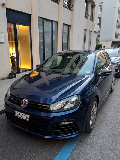 VW Golf 2.0 TSI R Team 4Motion — 270 ch, transmission manuelle, traction intégrale — vista esterna