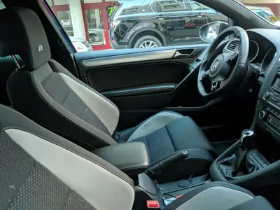 VW Golf 2.0 TSI R Team 4Motion — 270 ch, transmission manuelle, traction intégrale — interni