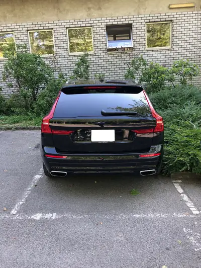 Volvo XC60 T8 AWD R-Design — Hybride rechargeable haute performance, 16'000 km seulement — Seitenansicht