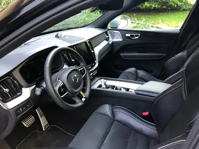 Volvo XC60 T8 AWD R-Design — Hybride rechargeable haute performance, 16'000 km seulement — Heckansicht