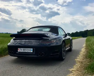 Porsche 911 Cabrio Turbo Tiptronic — Roadster légendaire, 480 ch, intérieur premium — Heckansicht
