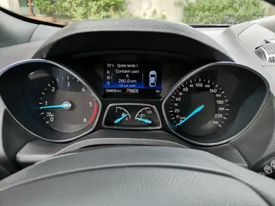 Ford Kuga 2.0 TDCi ST Line 4WD — SUV robuste, moteur diesel performant, sans sinistre — cruscotto