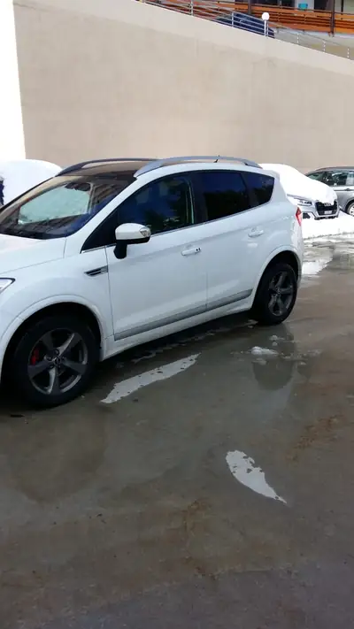 Ford Kuga 2.0 TDCi 4WD — SUV robuste, moteur diesel efficient, 83'300 km — vista esterna