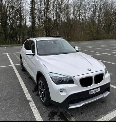 BMW X1 xDrive 20i — SUV compact premium, parfait état, 81 000 km — Heckansicht