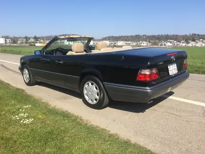 Mercedes-Benz E 320 Cabrio — Cabriolet élégant des années 90, entretien impeccable — vista posteriore