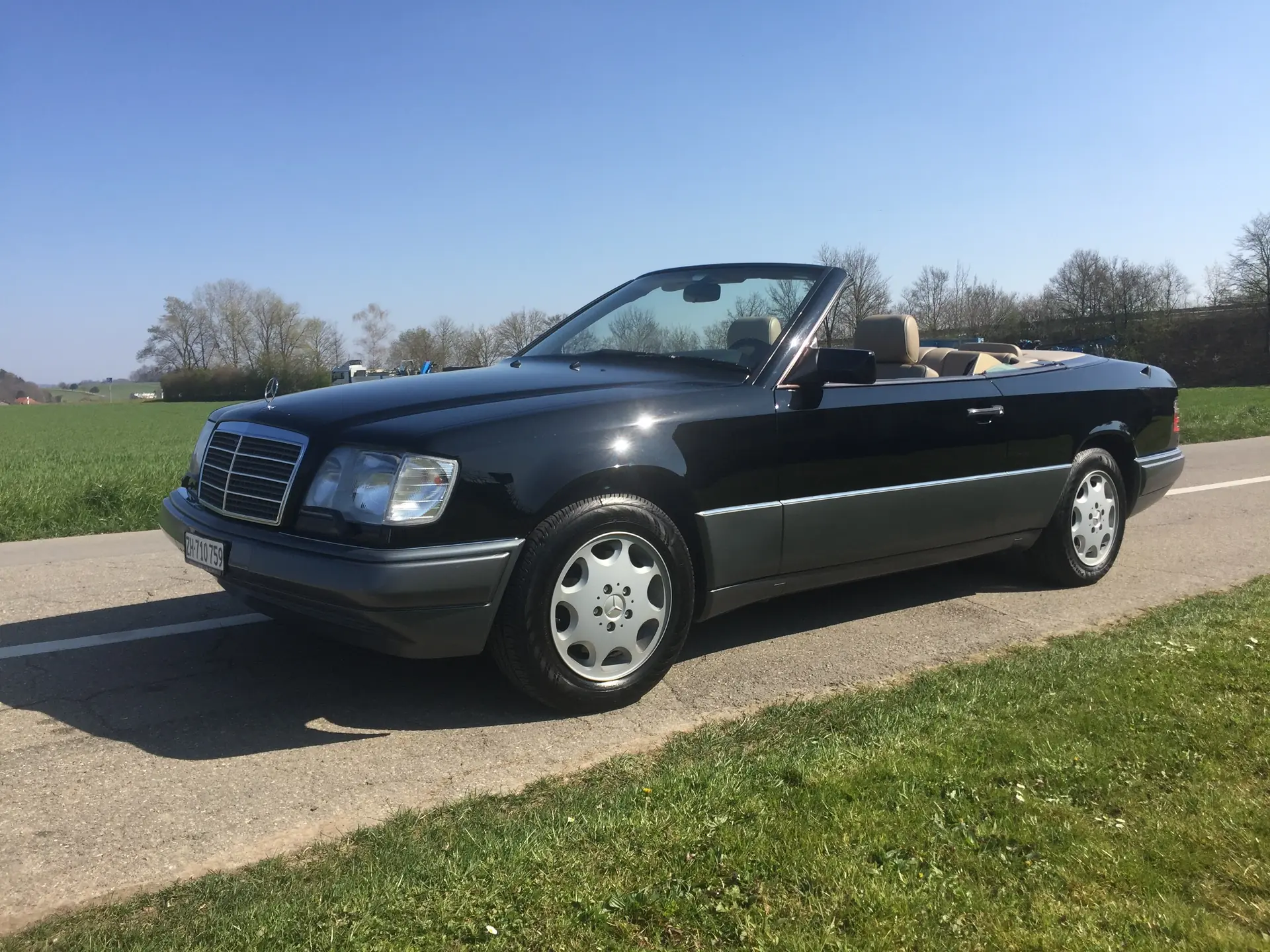 Mercedes-Benz E 320 Cabrio — Cabriolet élégant des années 90, entretien impeccable — vista esterna
