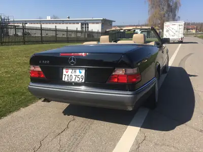 Mercedes-Benz E 320 Cabrio — Cabriolet élégant des années 90, entretien impeccable — cruscotto