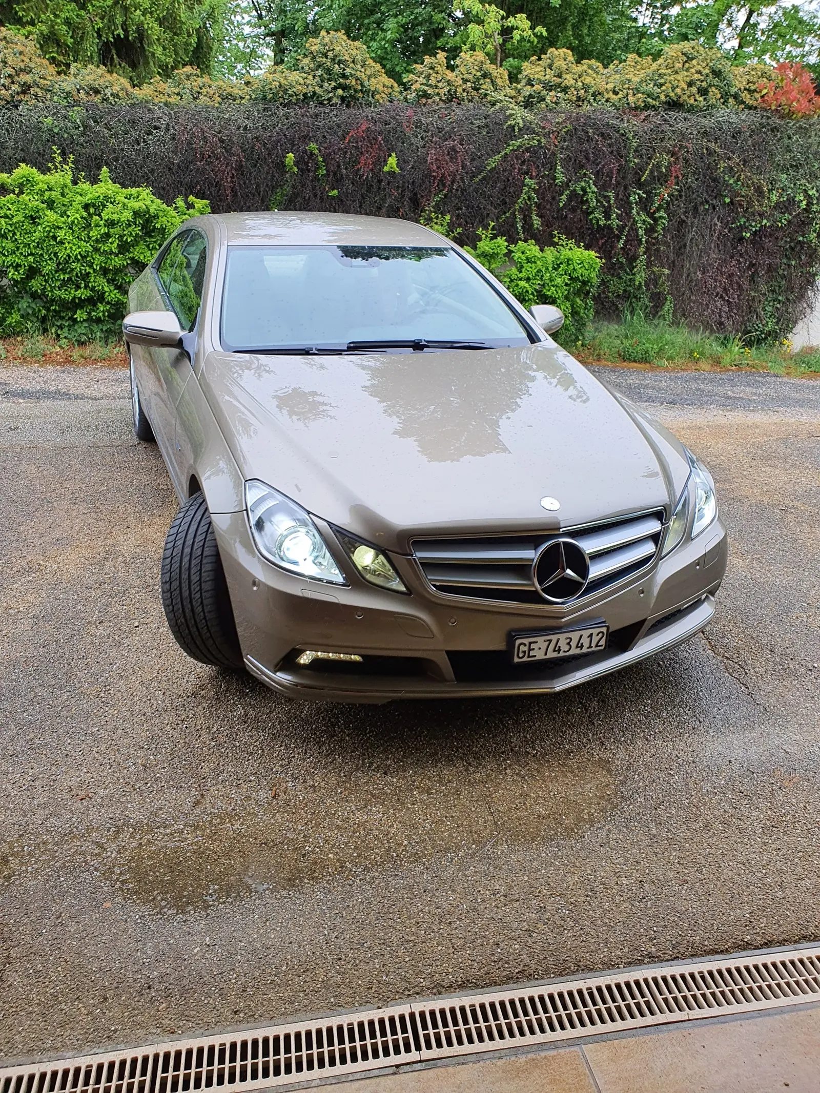 Mercedes-Benz E 350 CGI — Coupé élégant, motorisation puissante, 98'000 km — Außenansicht