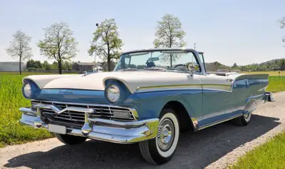 Ford Fairlane 500 Retractable Skyliner 1957 — Cabriolet légendaire, toit rétractable unique — Seitenansicht