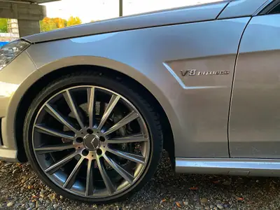 Mercedes-Benz E 63 AMG — Berline sportive V8 Biturbo, 525 ch et moins de 99 000 km — vista posteriore