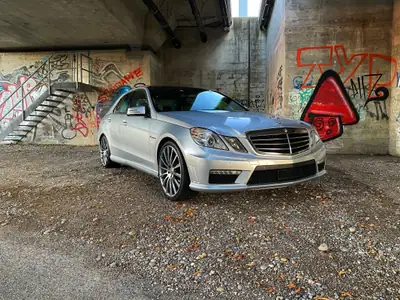 Mercedes-Benz E 63 AMG — Berline sportive V8 Biturbo, 525 ch et moins de 99 000 km — vista esterna