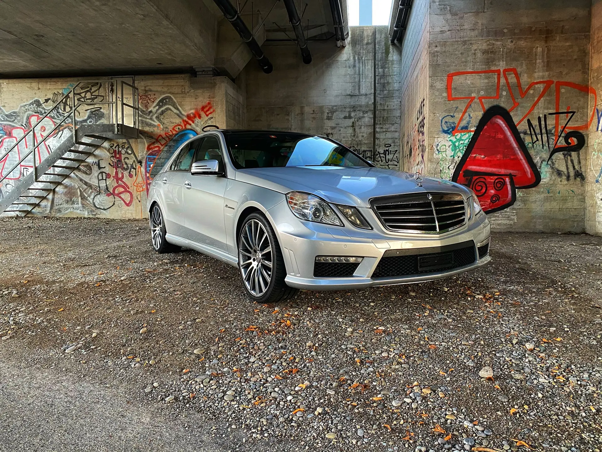 Mercedes-Benz E 63 AMG — Berline sportive V8 Biturbo, 525 ch et moins de 99 000 km — vista esterna