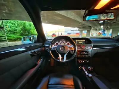 Mercedes-Benz E 63 AMG — Berline sportive V8 Biturbo, 525 ch et moins de 99 000 km — Miniatura 8