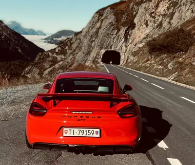 Porsche Cayman GT4 (981) — Coupé sportif pur-sang, Guards Red d'exception, 19'500 km — Heckansicht