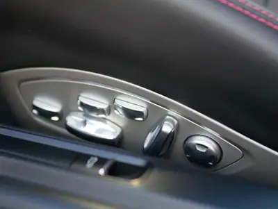 Porsche Cayman GT4 (981) — Coupé sportif pur-sang, Guards Red d'exception, 19'500 km — Detail