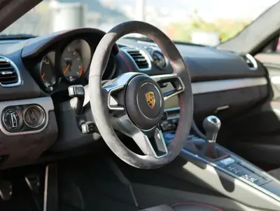 Porsche Cayman GT4 (981) — Coupé sportif pur-sang, Guards Red d'exception, 19'500 km — Innenraum