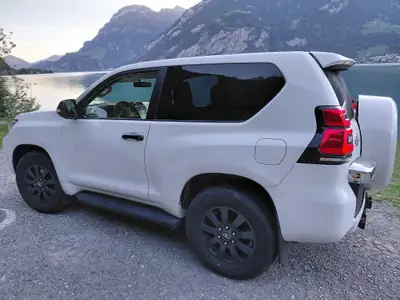 Toyota Land Cruiser 3.0 TD — Robustesse légendaire, motorisation diesel fiable et attelage professionnel — vue extérieure