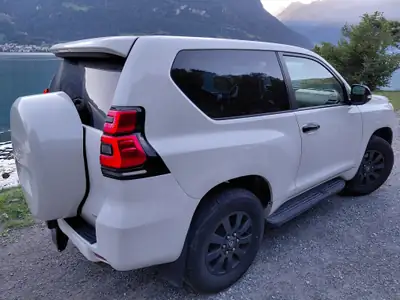 Toyota Land Cruiser 3.0 TD — Robustesse légendaire, motorisation diesel fiable et attelage professionnel — intérieur