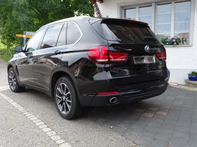 BMW X5 xDrive 30d Steptronic — SUV robuste diesel, faible consommation et traction intégrale — side view