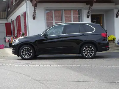 BMW X5 xDrive 30d Steptronic — SUV robuste diesel, faible consommation et traction intégrale — rear view