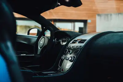 Aston Martin V8 Vantage GT8 — Sportive britannique rare, 2323 km seulement — Miniatur 14