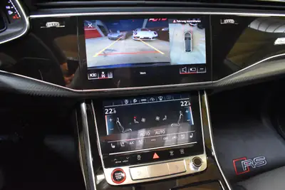 Audi RSQ8 quattro — Le SUV coupé de 600 ch, très peu roulé — Miniature 14