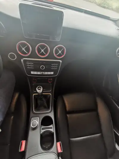 Mercedes-Benz Classe A 180 Urban — Élégance compacte et fiabilité allemande — fianco