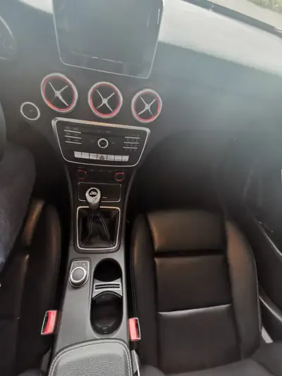 Mercedes-Benz Classe A 180 Urban — Élégance compacte et fiabilité allemande — Miniatura 7