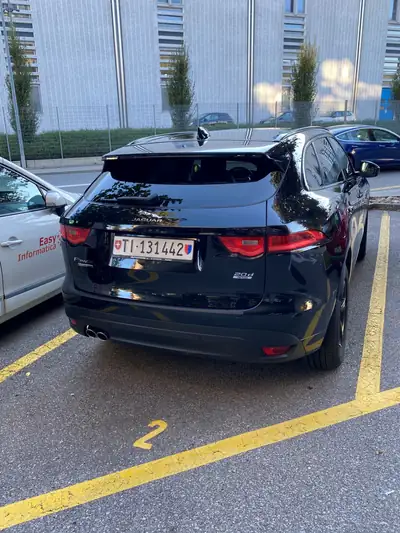 Jaguar F-Pace 2.0d R-Sport AWD — SUV premium diesel, traction intégrale, 120'000 km — fianco