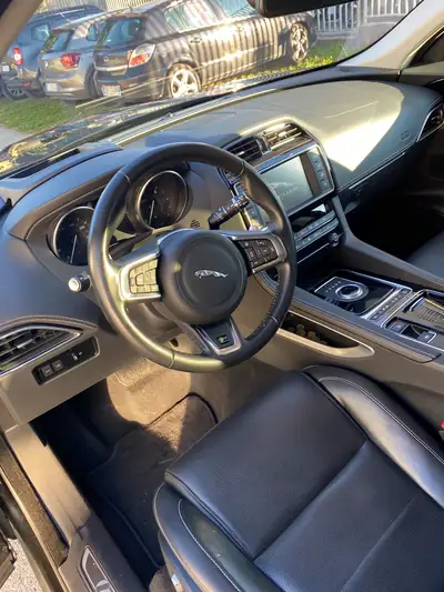Jaguar F-Pace 2.0d R-Sport AWD — SUV premium diesel, traction intégrale, 120'000 km — interni