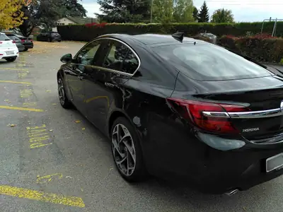 Opel Insignia 2.0 Turbo Cosmo 4WD — Berline sportive tout-terrain, 85 000 km — Heckansicht