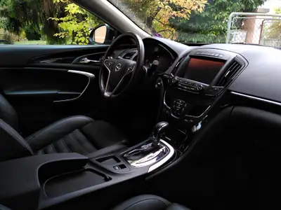 Opel Insignia 2.0 Turbo Cosmo 4WD — Berline sportive tout-terrain, 85 000 km — Innenraum