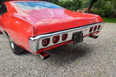 Chevrolet Impala 427 1968 — Muscle car légendaire, moteur 7.0L de 389 CV — Heckansicht