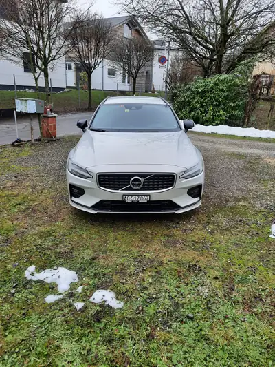 Volvo V60 T5 R-Design — Break premium 250 ch, seulement 18'000 km — vista esterna