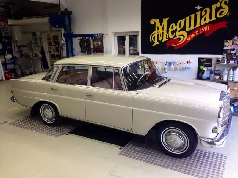 Mercedes-Benz 230 Kleine Heckflosse 1967 — Authentique Oldtimer, État d'origine impeccable — Außenansicht