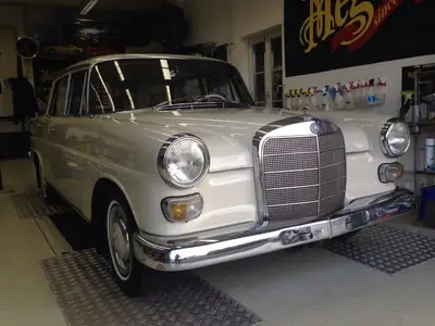 Mercedes-Benz 230 Kleine Heckflosse 1967 — Authentique Oldtimer, État d'origine impeccable — Seitenansicht