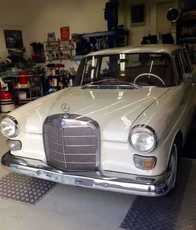Mercedes-Benz 230 Kleine Heckflosse 1967 — Authentique Oldtimer, État d'origine impeccable — Detail