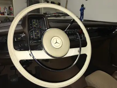 Mercedes-Benz 230 Kleine Heckflosse 1967 — Authentique Oldtimer, État d'origine impeccable — Miniatur 16