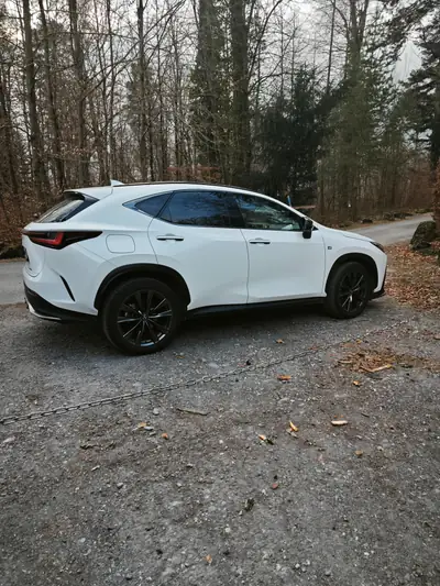 Lexus NX 450+ F-Sport 4WD — SUV hybride rechargeable, 22 800 km seulement — intérieur