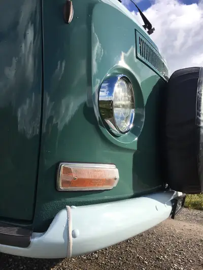 VW T2 T2a Camping 1969 — Légendaire fourgon aménagé, véhicule vétéran authentique — fianco