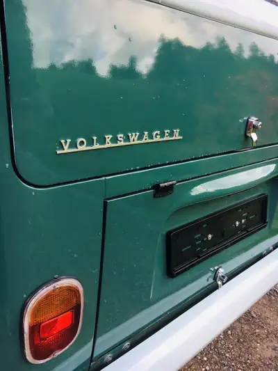 VW T2 T2a Camping 1969 — Légendaire fourgon aménagé, véhicule vétéran authentique — vista posteriore