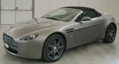 Aston Martin V8 Vantage 4.3 Sportshift — Cabriolet légendaire, 48'000 km seulement — Heckansicht