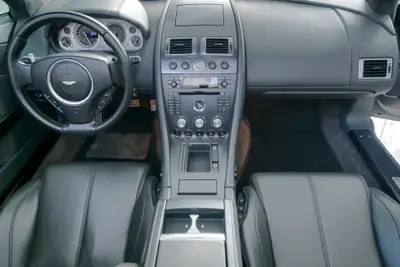Aston Martin V8 Vantage 4.3 Sportshift — Cabriolet légendaire, 48'000 km seulement — Innenraum