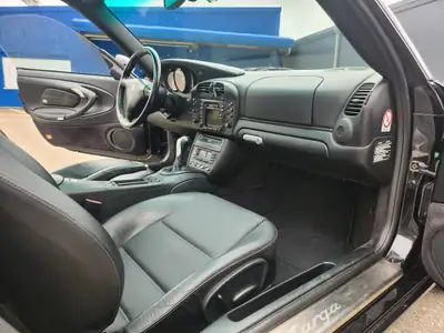 Porsche 911 Carrera Targa 2003 — Youngtimer iconique, moteur révisé, boîte manuelle — intérieur