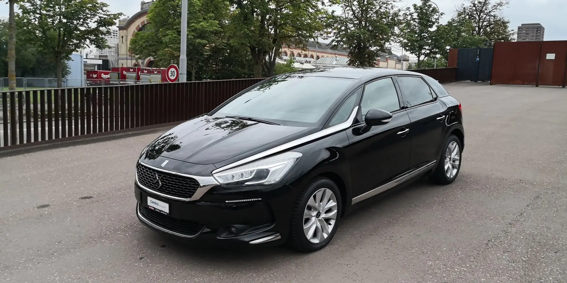 DS 5 Hybrid4 200 SO Chic — Élégance française et technologie hybride, 5000 km seulement — Außenansicht