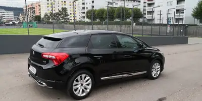 DS 5 Hybrid4 200 SO Chic — Élégance française et technologie hybride, 5000 km seulement — Armaturenbrett