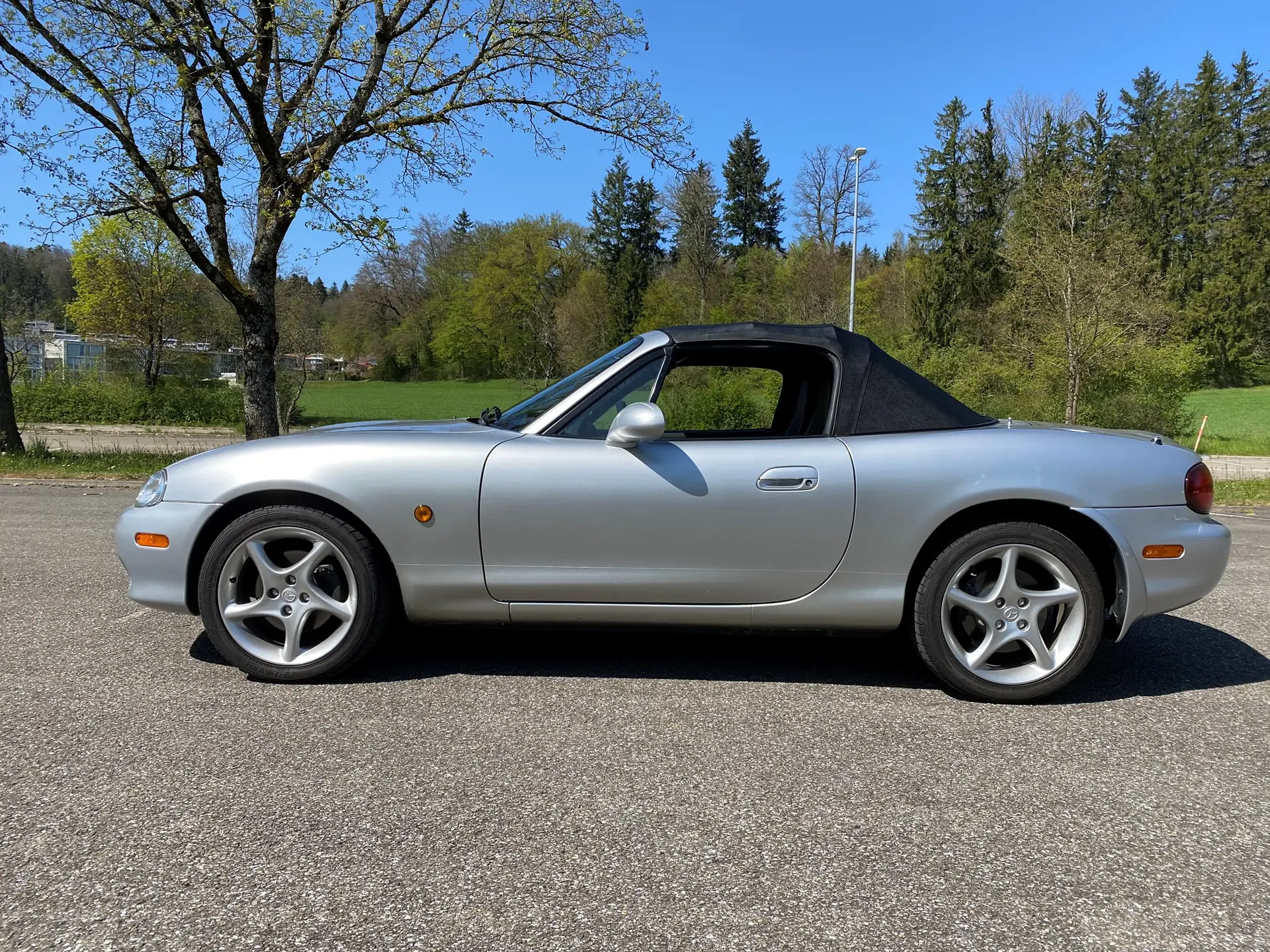 Mazda MX-5 1.8i-16 GT Youngster — Cabriolet légendaire, 37'000 km seulement — vue extérieure